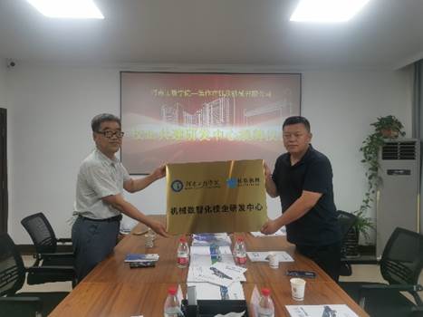 图片包含 室内, 桌子, 男人, 女人 描述已自动生成